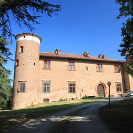 La facciata principale del Castello come si presenta ai visitatori.